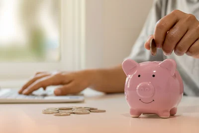 Sporenie peňazí do prasiatka ako symbol finančnej rezervy