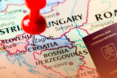 Špendlík na mape Chorvátska so slovenským cestovným pasom